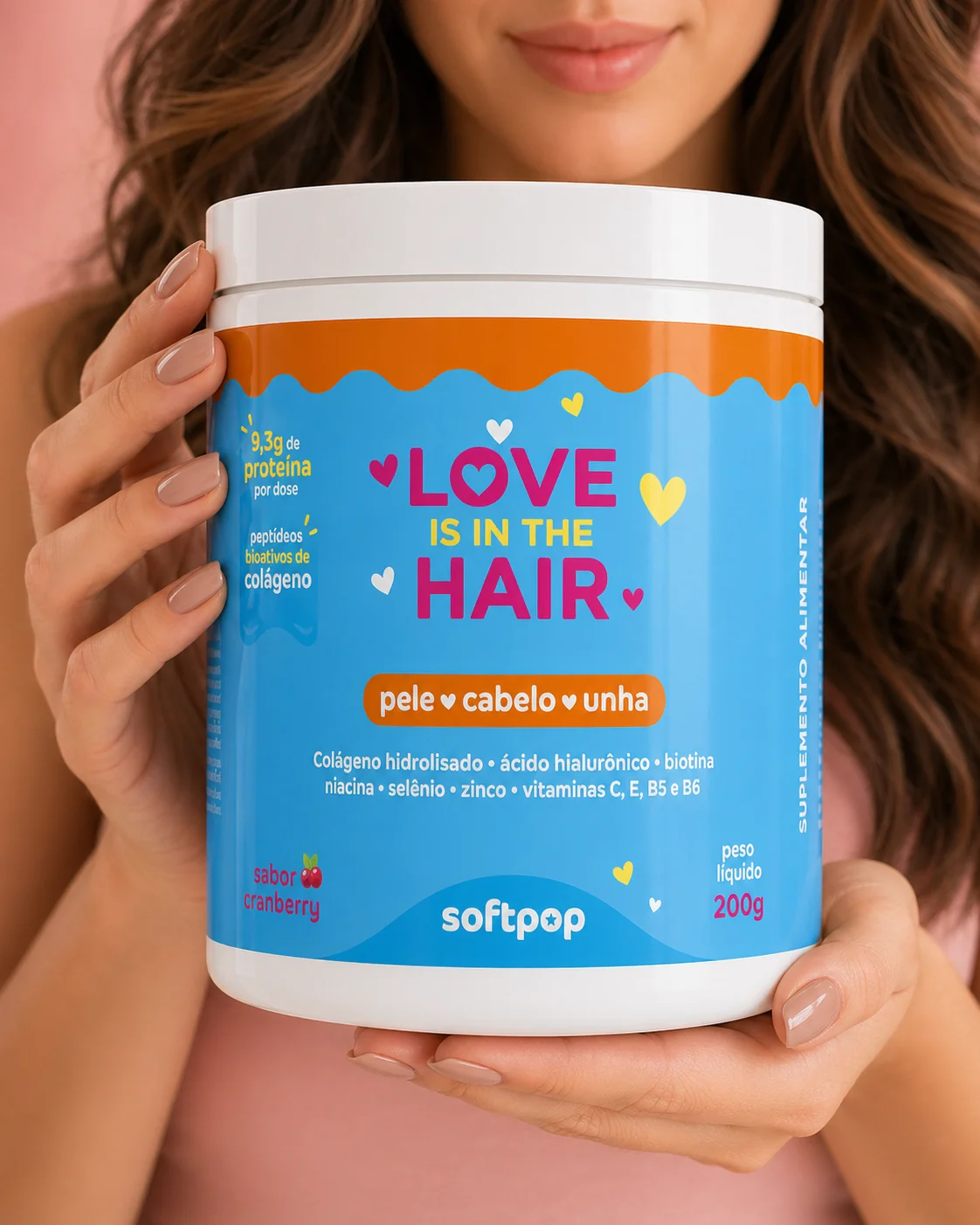 Mulher segurando o pote de colágeno Softpop Love Is In The Hair