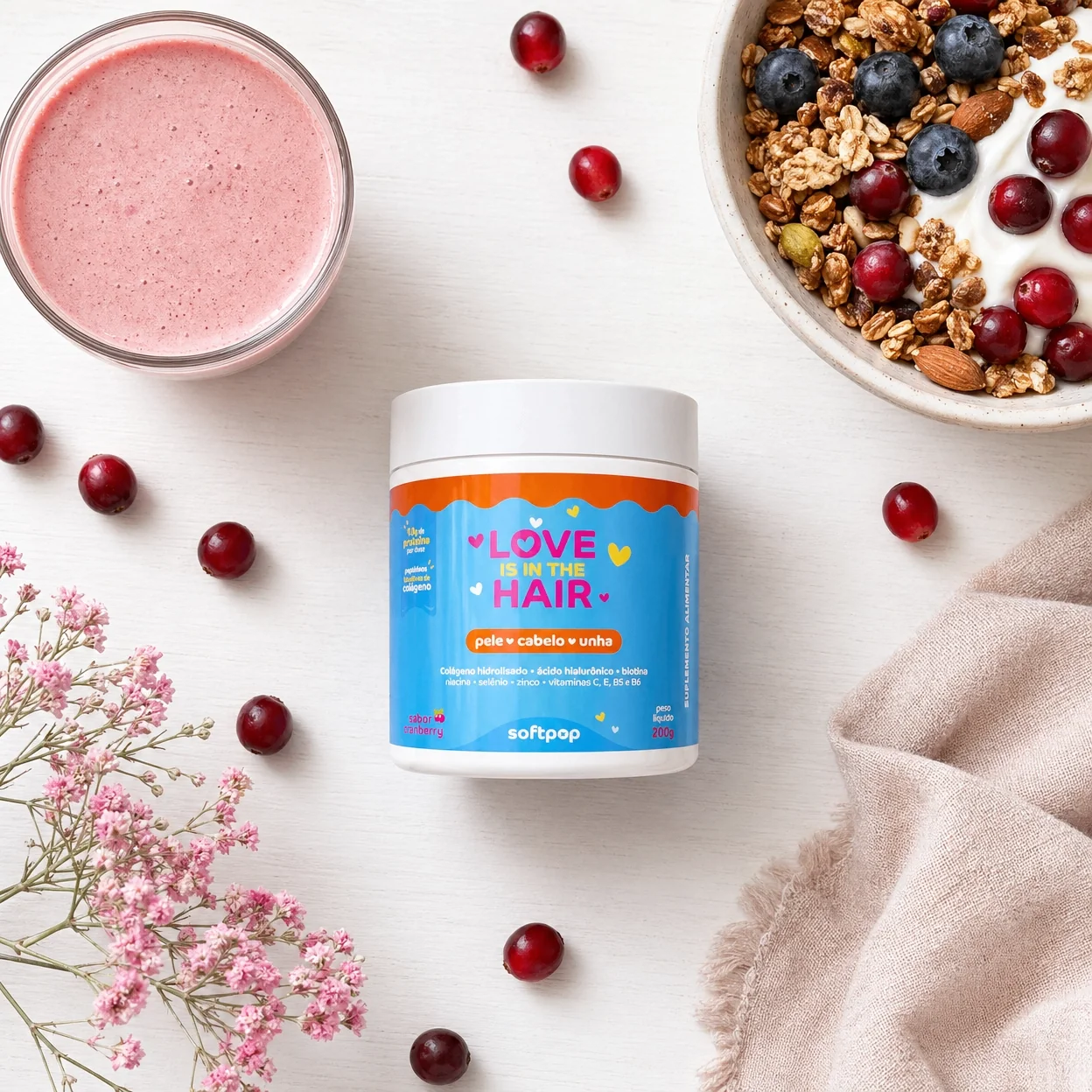 Pote Softpop Love Is In The Hair com smoothie de cranberry e bowl de granola